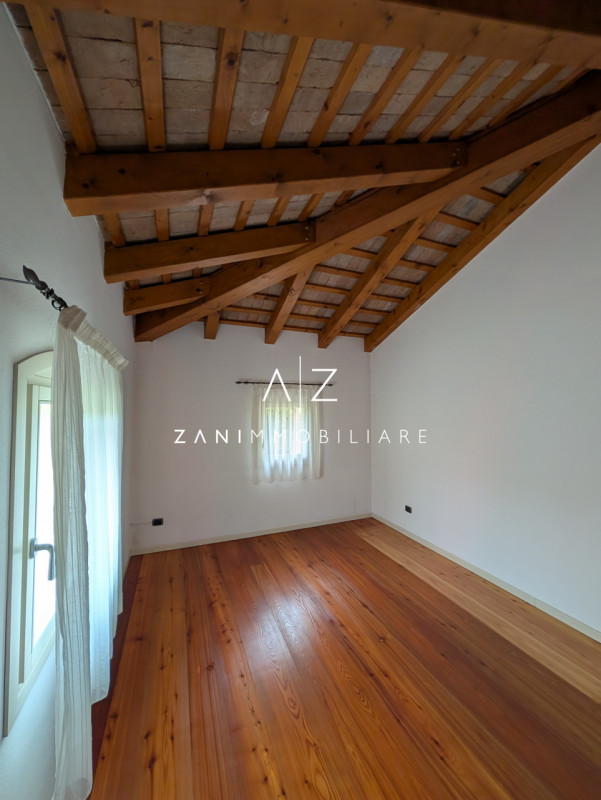 Nel cuore del comune di Dolo, proponiamo in vendita una splendida casa singola terratetto dalle g...