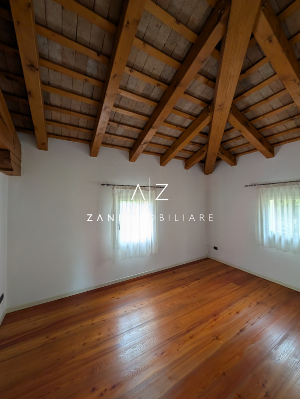 Nel cuore del comune di Dolo, proponiamo in vendita una splendida casa singola terratetto dalle g...