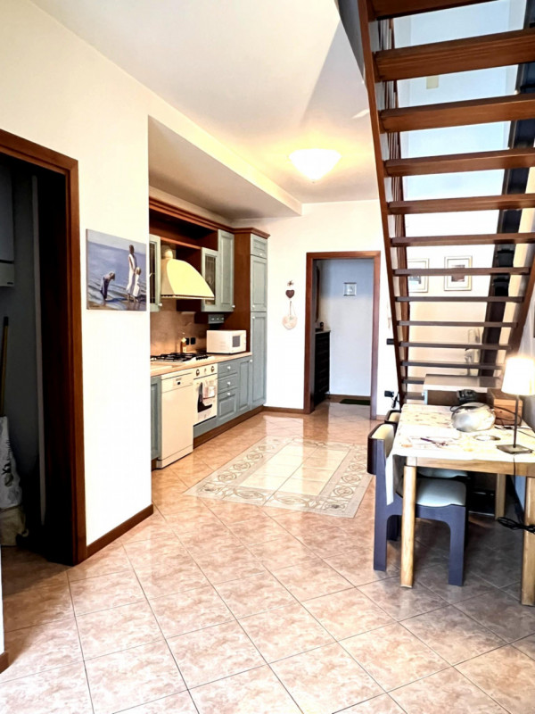 Abano Terme (PD):

Nel cuore di Abano Terme, proponiamo un affascinante appartamento trilocale si...