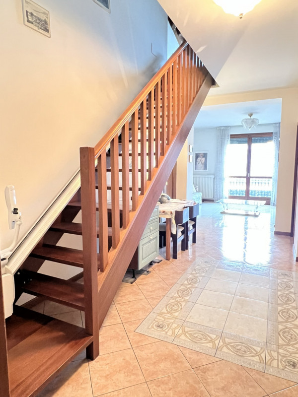 Abano Terme (PD):

Nel cuore di Abano Terme, proponiamo un affascinante appartamento trilocale si...