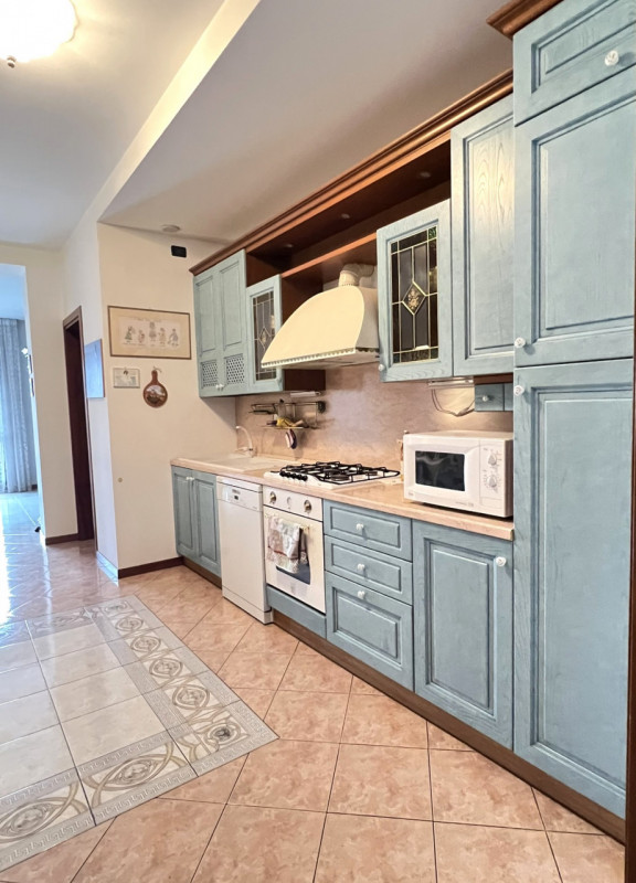 Abano Terme (PD):

Nel cuore di Abano Terme, proponiamo un affascinante appartamento trilocale si...