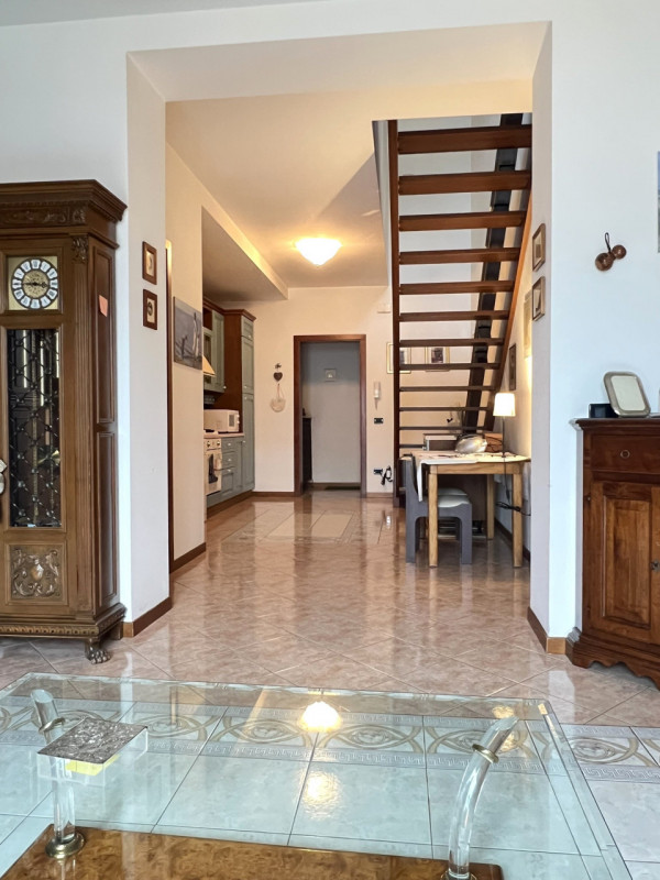 Abano Terme (PD):

Nel cuore di Abano Terme, proponiamo un affascinante appartamento trilocale si...