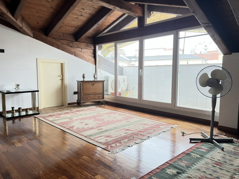 Abano Terme (PD):

Nel cuore di Abano Terme, proponiamo un affascinante appartamento trilocale si...