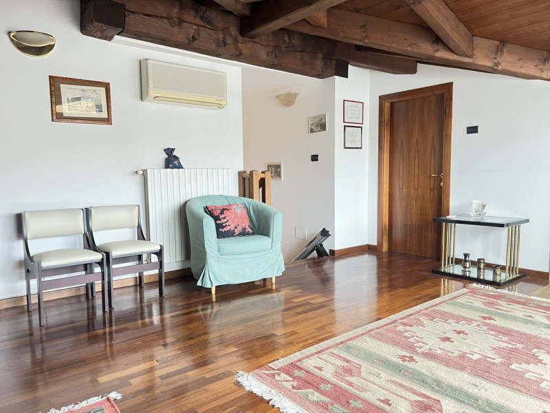 Abano Terme (PD):

Nel cuore di Abano Terme, proponiamo un affascinante appartamento trilocale si...