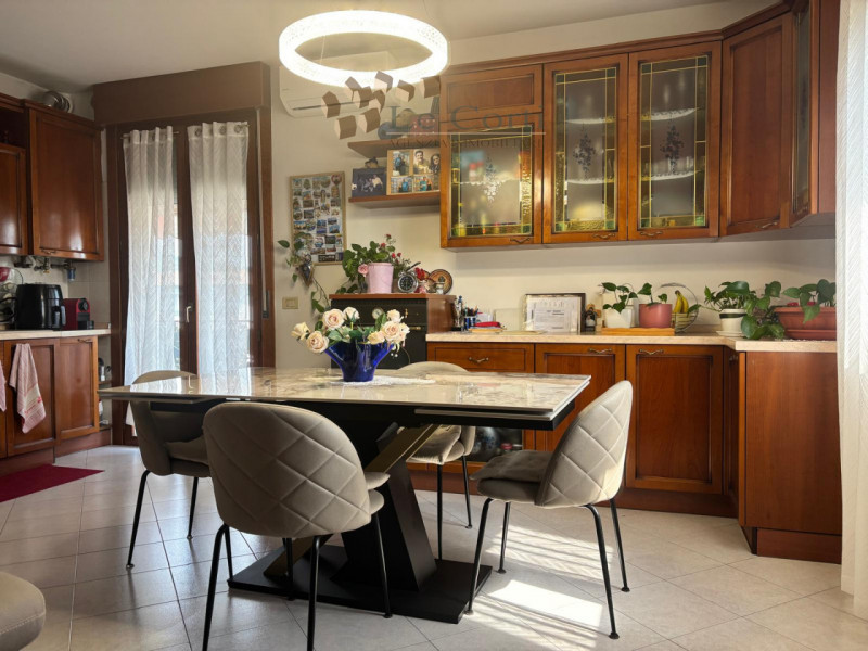 Appartamento Bicamere al 2° ed ultimo Piano di una palazzina di 5 unità totali, con garage doppio...