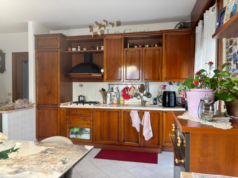 Appartamento Bicamere al 2° ed ultimo Piano di una palazzina di 5 unità totali, con garage doppio...