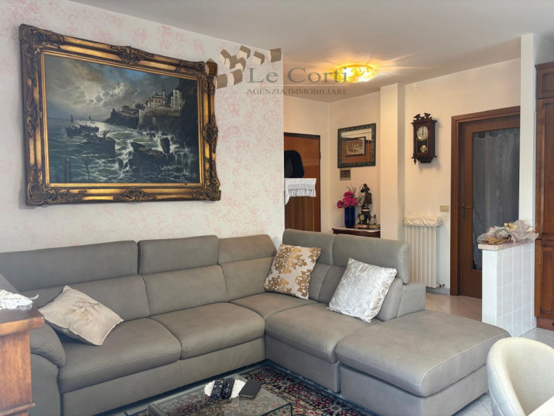 Appartamento Bicamere al 2° ed ultimo Piano di una palazzina di 5 unità totali, con garage doppio...