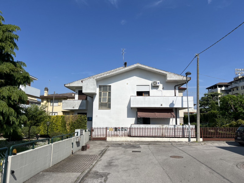 In posizione centralissima nel cuore di Conselve, proponiamo in vendita un luminoso appartamento ...