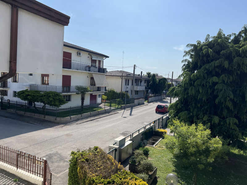 In posizione centralissima nel cuore di Conselve, proponiamo in vendita un luminoso appartamento ...