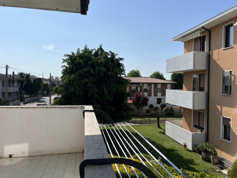 In posizione centralissima nel cuore di Conselve, proponiamo in vendita un luminoso appartamento ...