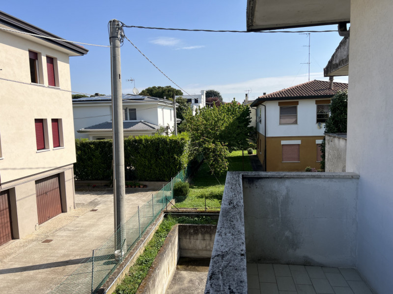 In posizione centralissima nel cuore di Conselve, proponiamo in vendita un luminoso appartamento ...