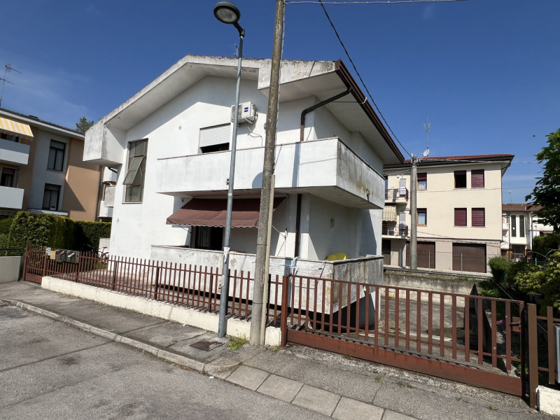 In posizione centralissima nel cuore di Conselve, proponiamo in vendita un luminoso appartamento ...