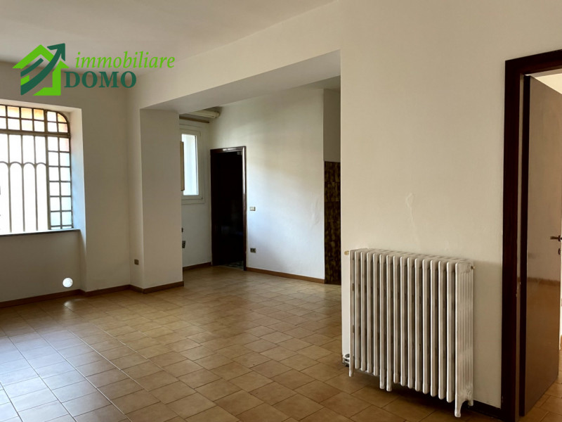 In una tranquilla zona residenziale di Schio, comoda a tutti i principali servizi, proponiamo in ...