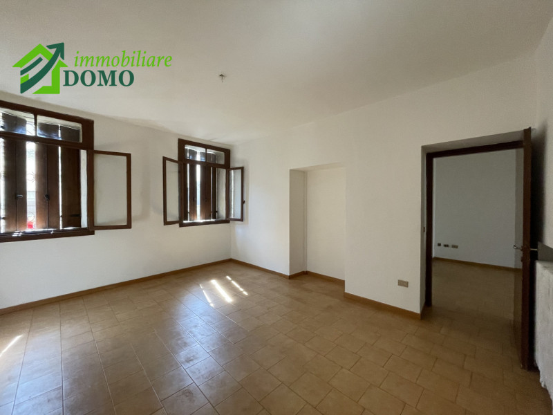 In una tranquilla zona residenziale di Schio, comoda a tutti i principali servizi, proponiamo in ...