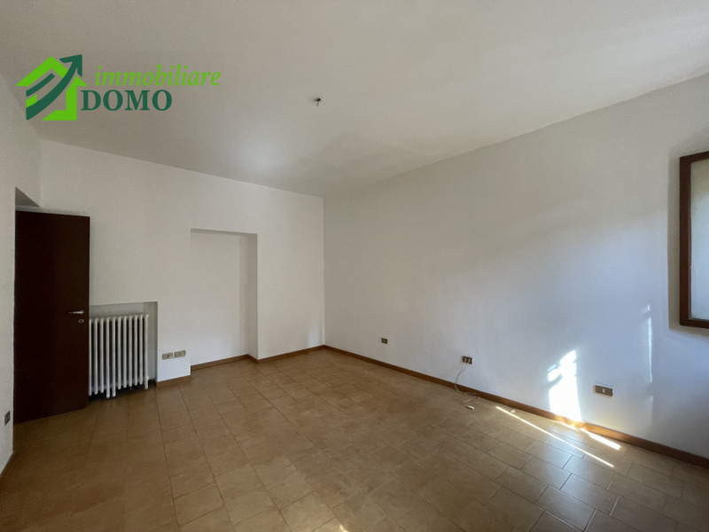 In una tranquilla zona residenziale di Schio, comoda a tutti i principali servizi, proponiamo in ...