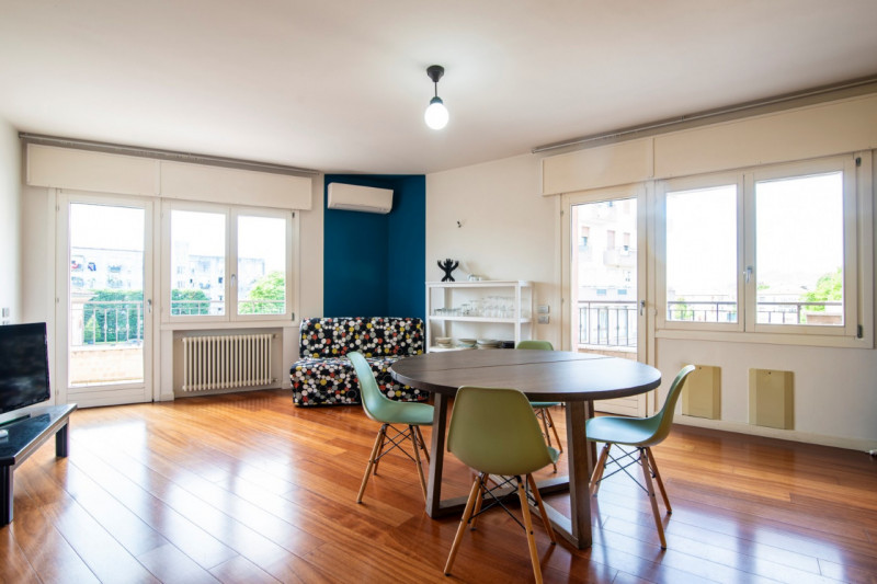 Nel cuore storico di Abano Terme, proponiamo in vendita un elegante appartamento, situato al seco...