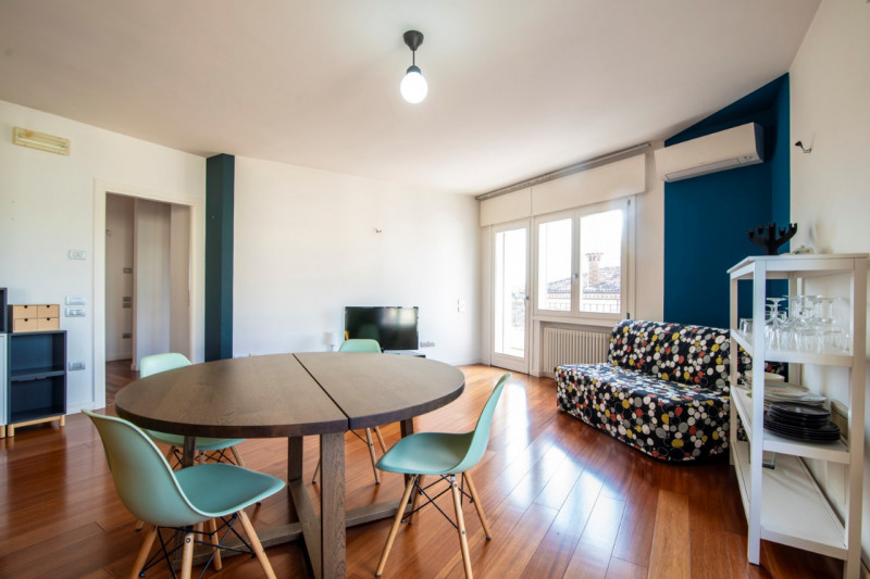 Nel cuore storico di Abano Terme, proponiamo in vendita un elegante appartamento, situato al seco...