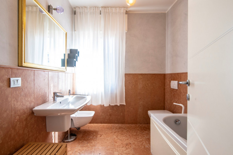 Nel cuore storico di Abano Terme, proponiamo in vendita un elegante appartamento, situato al seco...