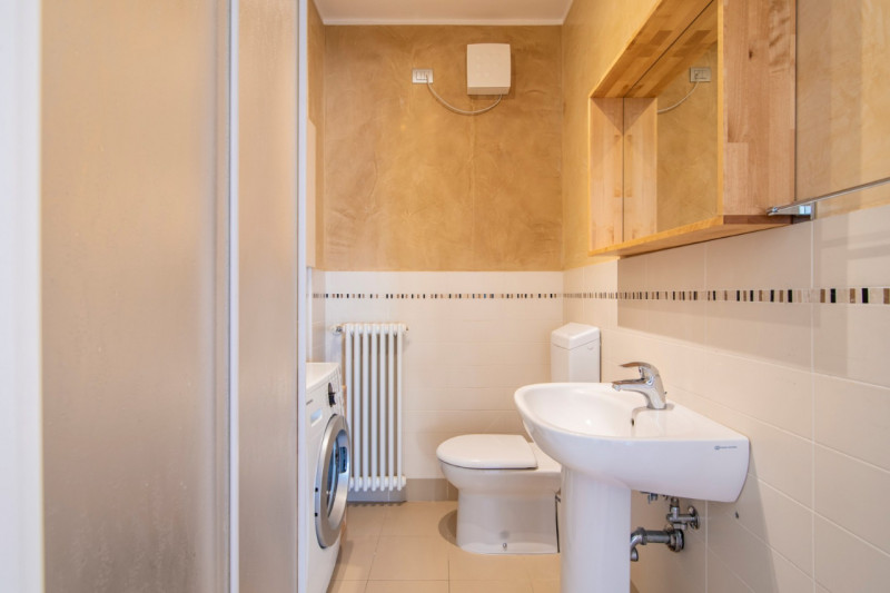 Nel cuore storico di Abano Terme, proponiamo in vendita un elegante appartamento, situato al seco...