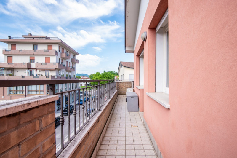 Nel cuore storico di Abano Terme, proponiamo in vendita un elegante appartamento, situato al seco...