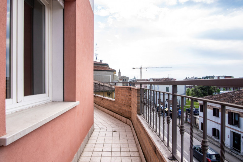 Nel cuore storico di Abano Terme, proponiamo in vendita un elegante appartamento, situato al seco...