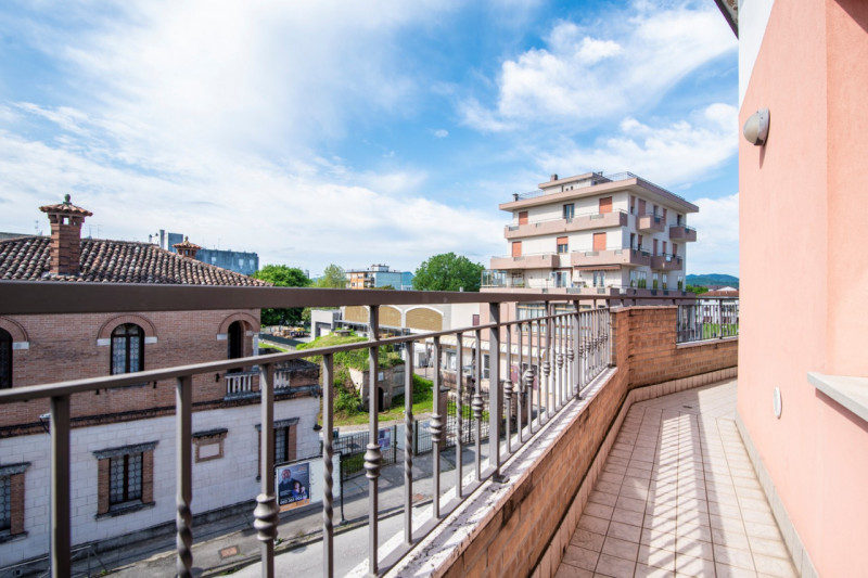 Nel cuore storico di Abano Terme, proponiamo in vendita un elegante appartamento, situato al seco...