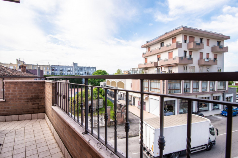 Nel cuore storico di Abano Terme, proponiamo in vendita un elegante appartamento, situato al seco...