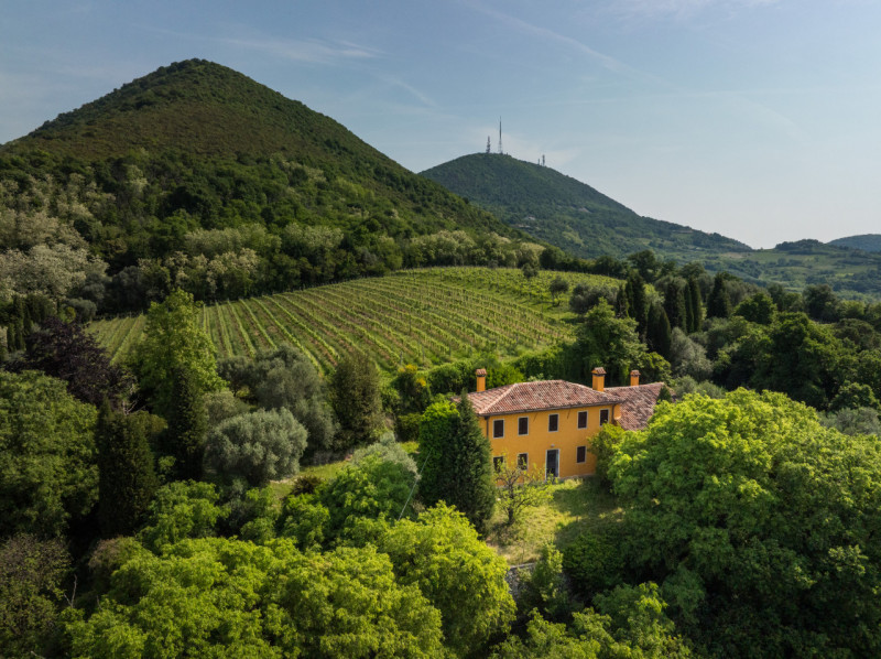 Proponiamo in vendita un meraviglioso rustico, situato nella suggestiva zona di Valnogaredo (Cint...