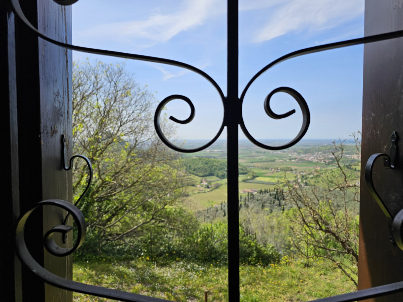 Proponiamo in vendita un meraviglioso rustico, situato nella suggestiva zona di Valnogaredo (Cint...