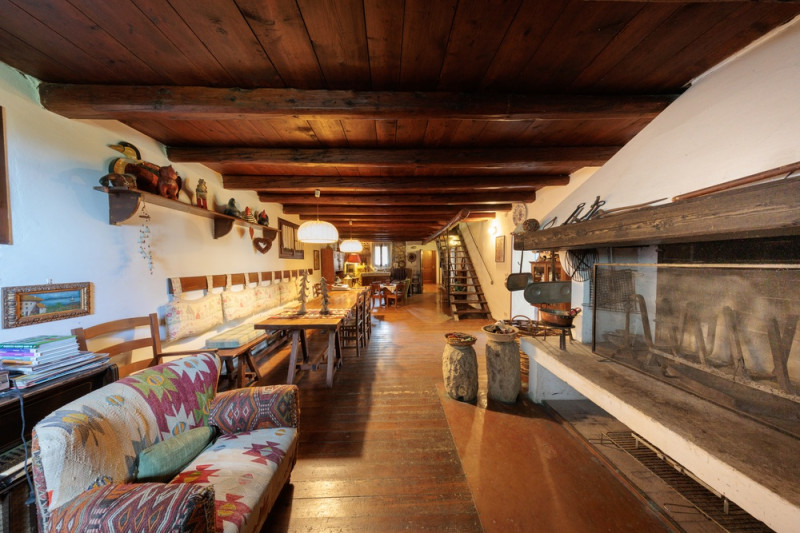 Proponiamo in vendita un meraviglioso rustico, situato nella suggestiva zona di Valnogaredo (Cint...