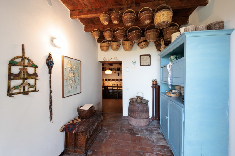 Proponiamo in vendita un meraviglioso rustico, situato nella suggestiva zona di Valnogaredo (Cint...