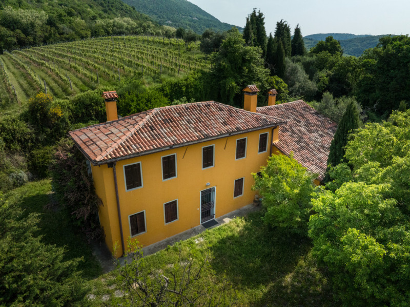 Proponiamo in vendita un meraviglioso rustico, situato nella suggestiva zona di Valnogaredo (Cint...