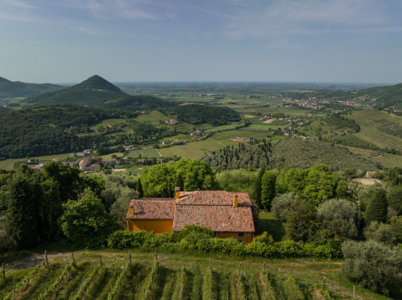 Proponiamo in vendita un meraviglioso rustico, situato nella suggestiva zona di Valnogaredo (Cint...