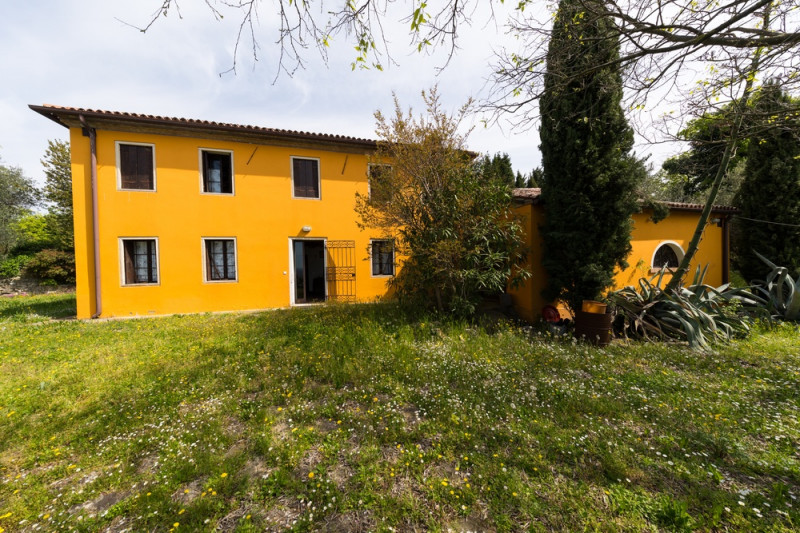 Proponiamo in vendita un meraviglioso rustico, situato nella suggestiva zona di Valnogaredo (Cint...