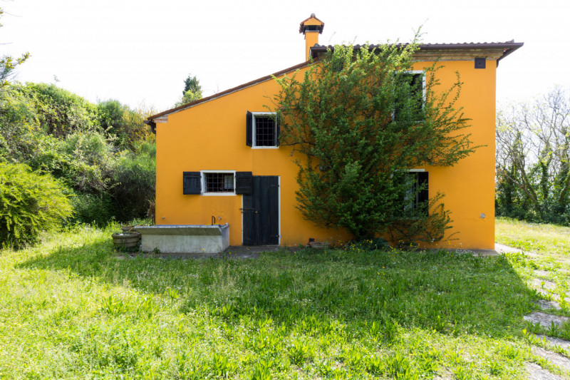 Proponiamo in vendita un meraviglioso rustico, situato nella suggestiva zona di Valnogaredo (Cint...