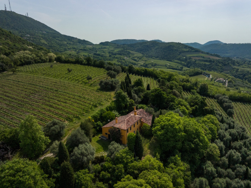 Proponiamo in vendita un meraviglioso rustico, situato nella suggestiva zona di Valnogaredo (Cint...