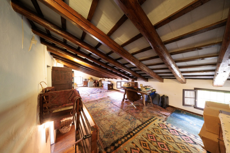 Proponiamo in vendita un meraviglioso rustico, situato nella suggestiva zona di Valnogaredo (Cint...