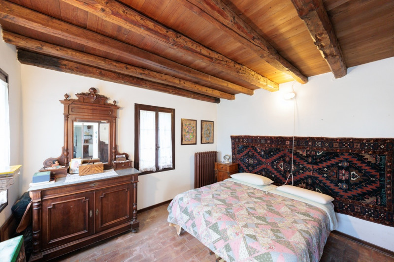 Proponiamo in vendita un meraviglioso rustico, situato nella suggestiva zona di Valnogaredo (Cint...