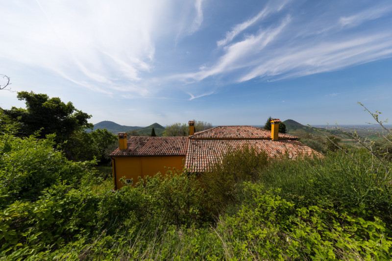 Proponiamo in vendita un meraviglioso rustico, situato nella suggestiva zona di Valnogaredo (Cint...