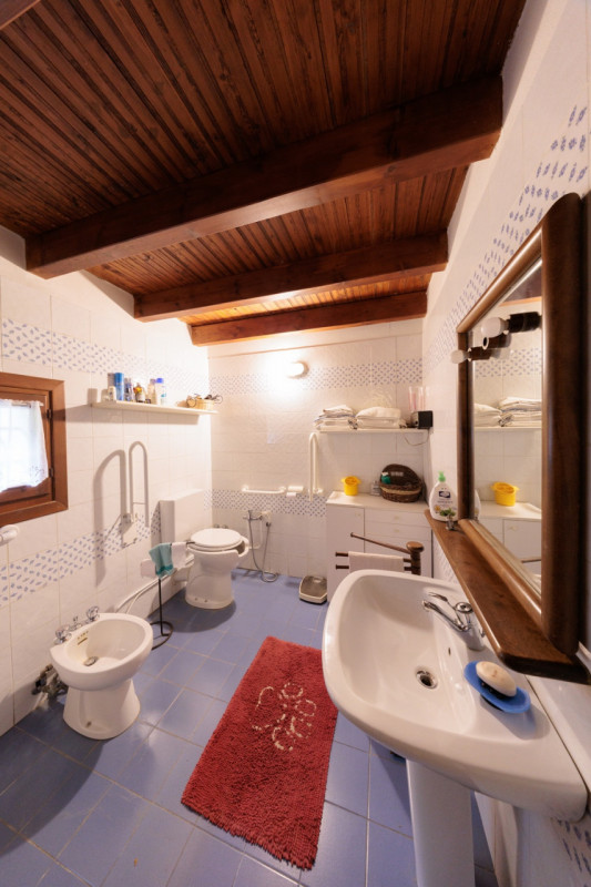 Proponiamo in vendita un meraviglioso rustico, situato nella suggestiva zona di Valnogaredo (Cint...