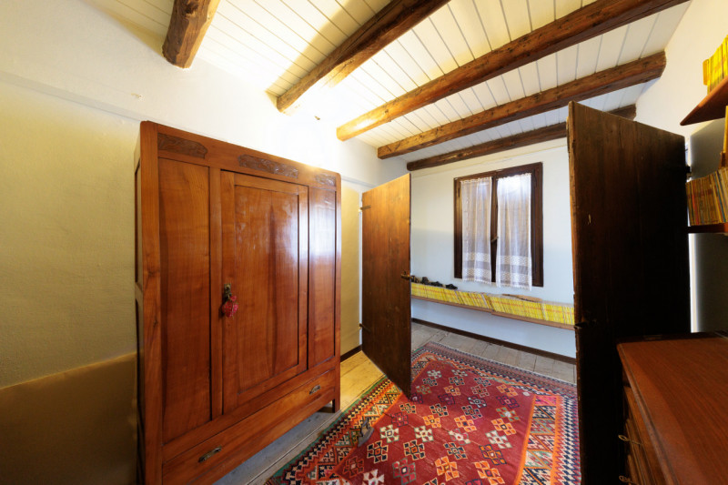 Proponiamo in vendita un meraviglioso rustico, situato nella suggestiva zona di Valnogaredo (Cint...