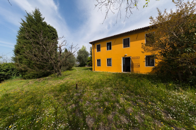 Proponiamo in vendita un meraviglioso rustico, situato nella suggestiva zona di Valnogaredo (Cint...