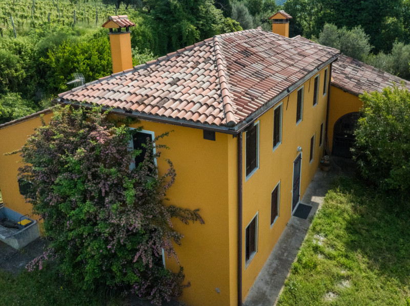 Proponiamo in vendita un meraviglioso rustico, situato nella suggestiva zona di Valnogaredo (Cint...
