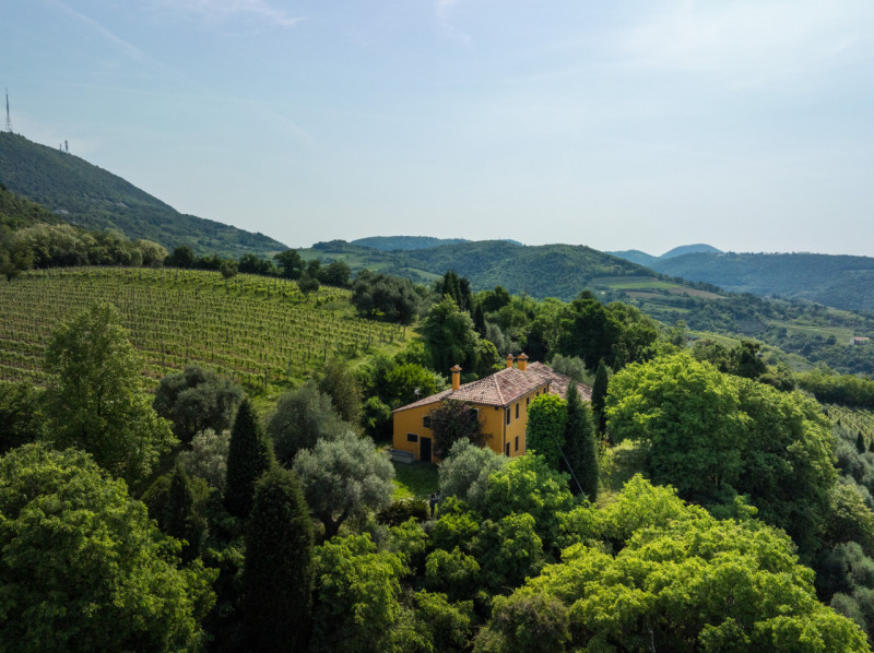 Proponiamo in vendita un meraviglioso rustico, situato nella suggestiva zona di Valnogaredo (Cint...