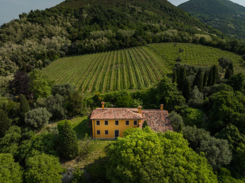 Proponiamo in vendita un meraviglioso rustico, situato nella suggestiva zona di Valnogaredo (Cint...