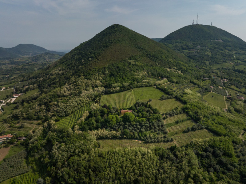 Proponiamo in vendita un meraviglioso rustico, situato nella suggestiva zona di Valnogaredo (Cint...