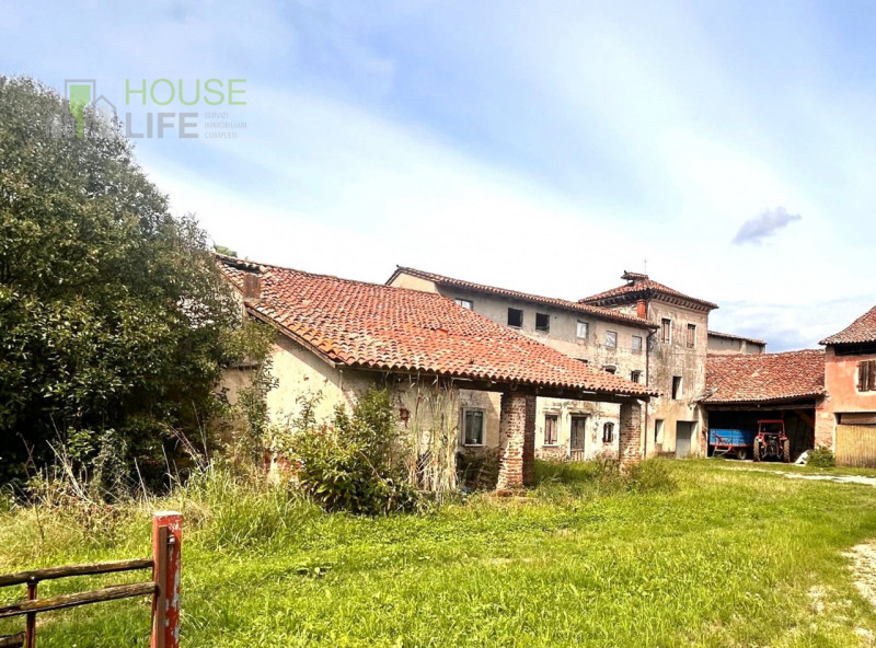 BREGANZE: SPLENDIDO CASALE di campagna circondato da vigneti da ristrutturare di c.a. 300 mq. Ott...