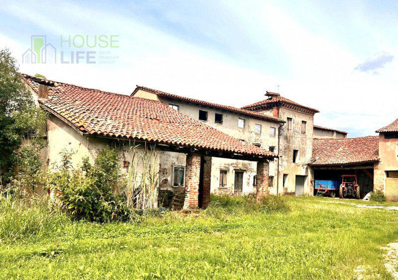 BREGANZE: SPLENDIDO CASALE di campagna circondato da vigneti da ristrutturare di c.a. 300 mq. Ott...