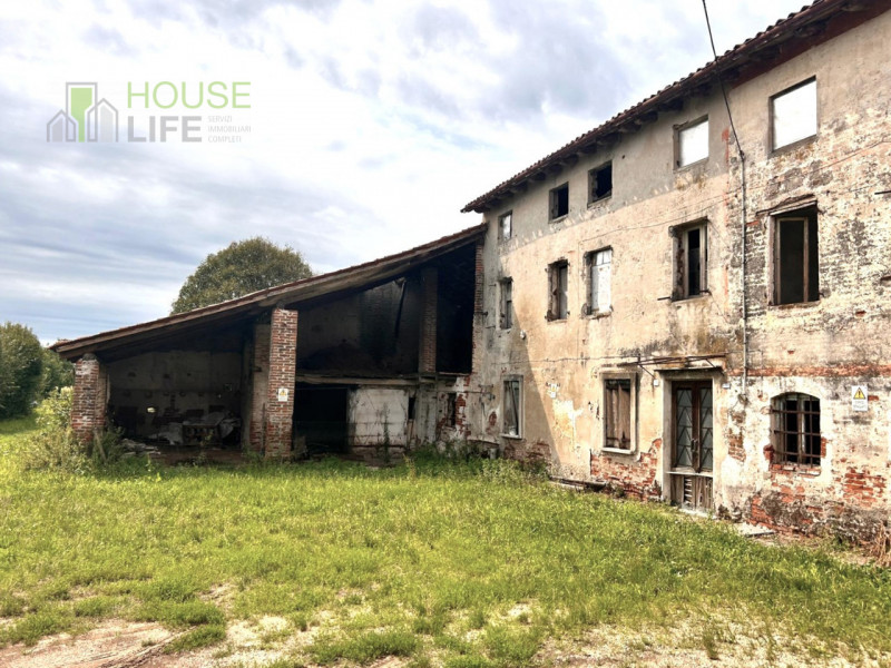 BREGANZE: SPLENDIDO CASALE di campagna circondato da vigneti da ristrutturare di c.a. 300 mq. Ott...