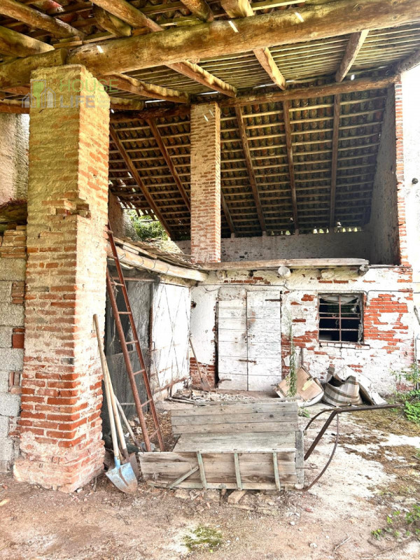 BREGANZE: SPLENDIDO CASALE di campagna circondato da vigneti da ristrutturare di c.a. 300 mq. Ott...